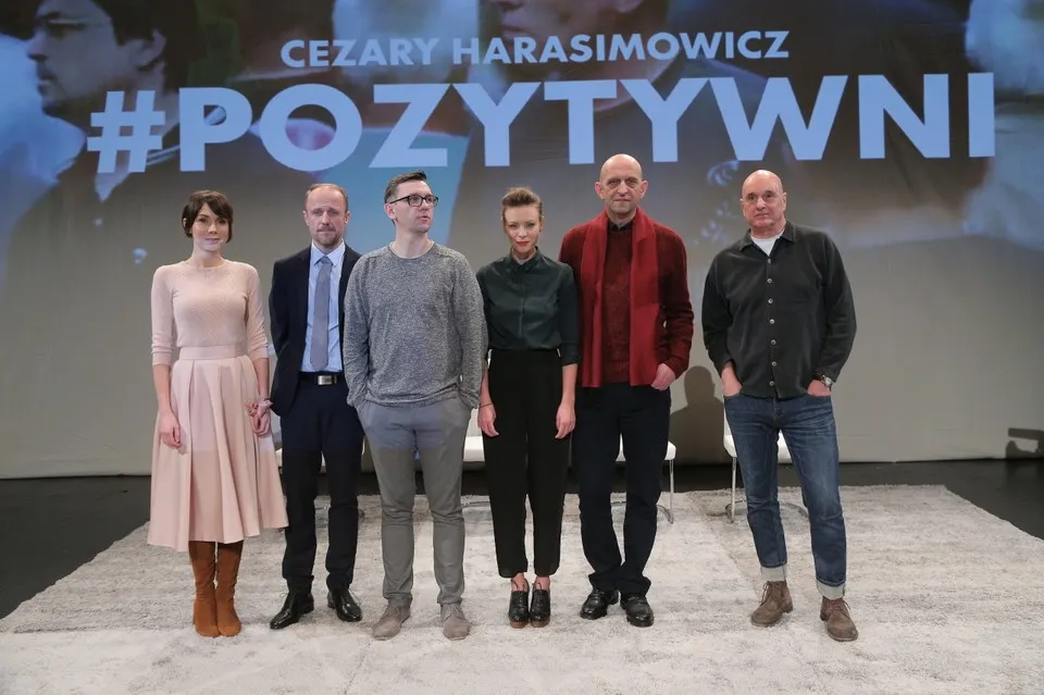 Zdjęcie Obsada spektaklu Pozytywni – poznaj aktorów i ich role w sztuce