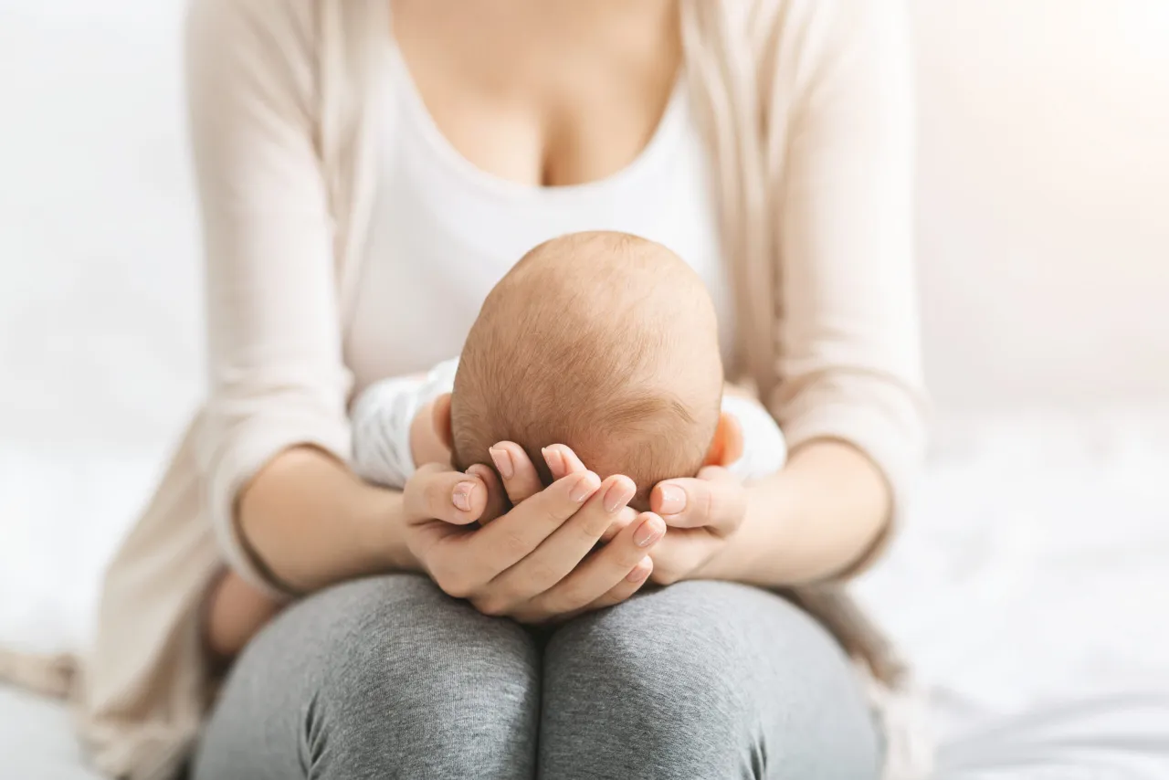 Zdjęcie Rozpoznaj naciągnięcie mięśni karku u niemowlaka: najważniejsze objawy