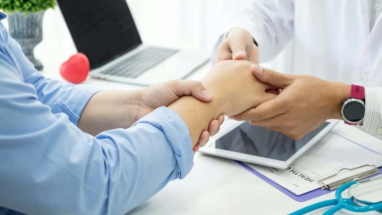 Zdjęcie Kiedy zacząć rehabilitację po operacji cieśni nadgarstka, aby uniknąć bólu?
