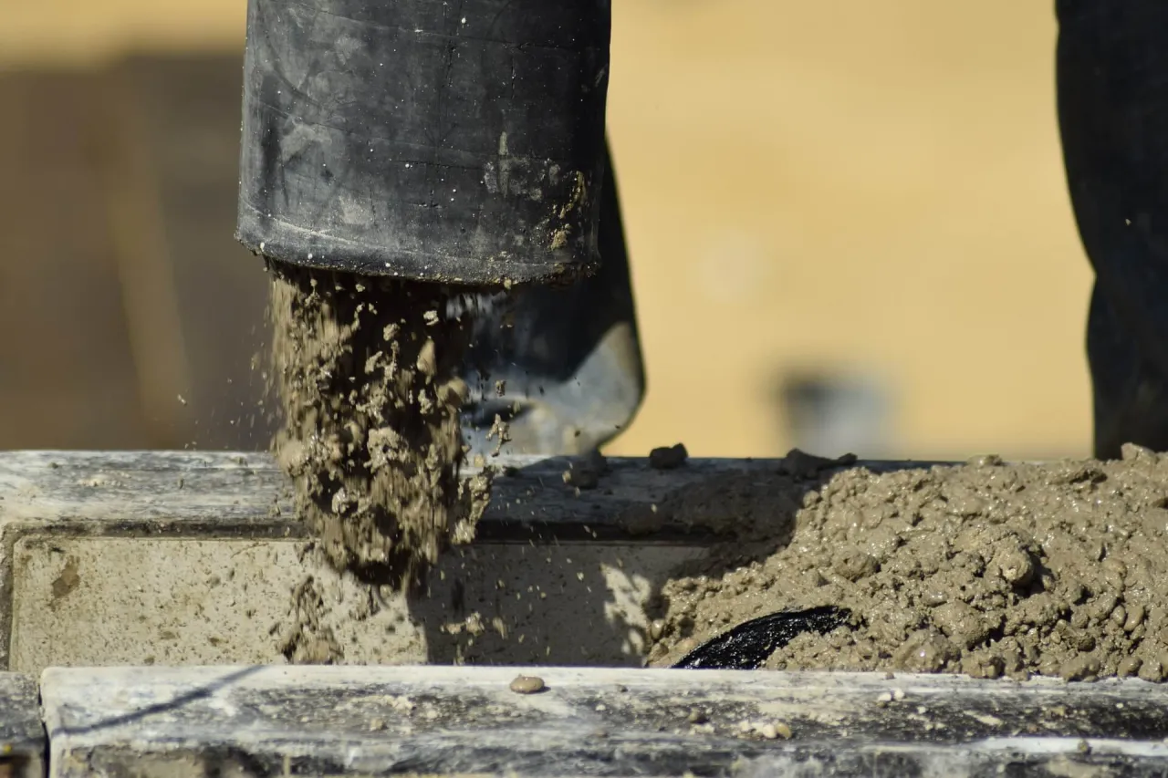 Zdjęcie Ile waży kubik betonu półsuchego? Odkryj kluczowe informacje i porady