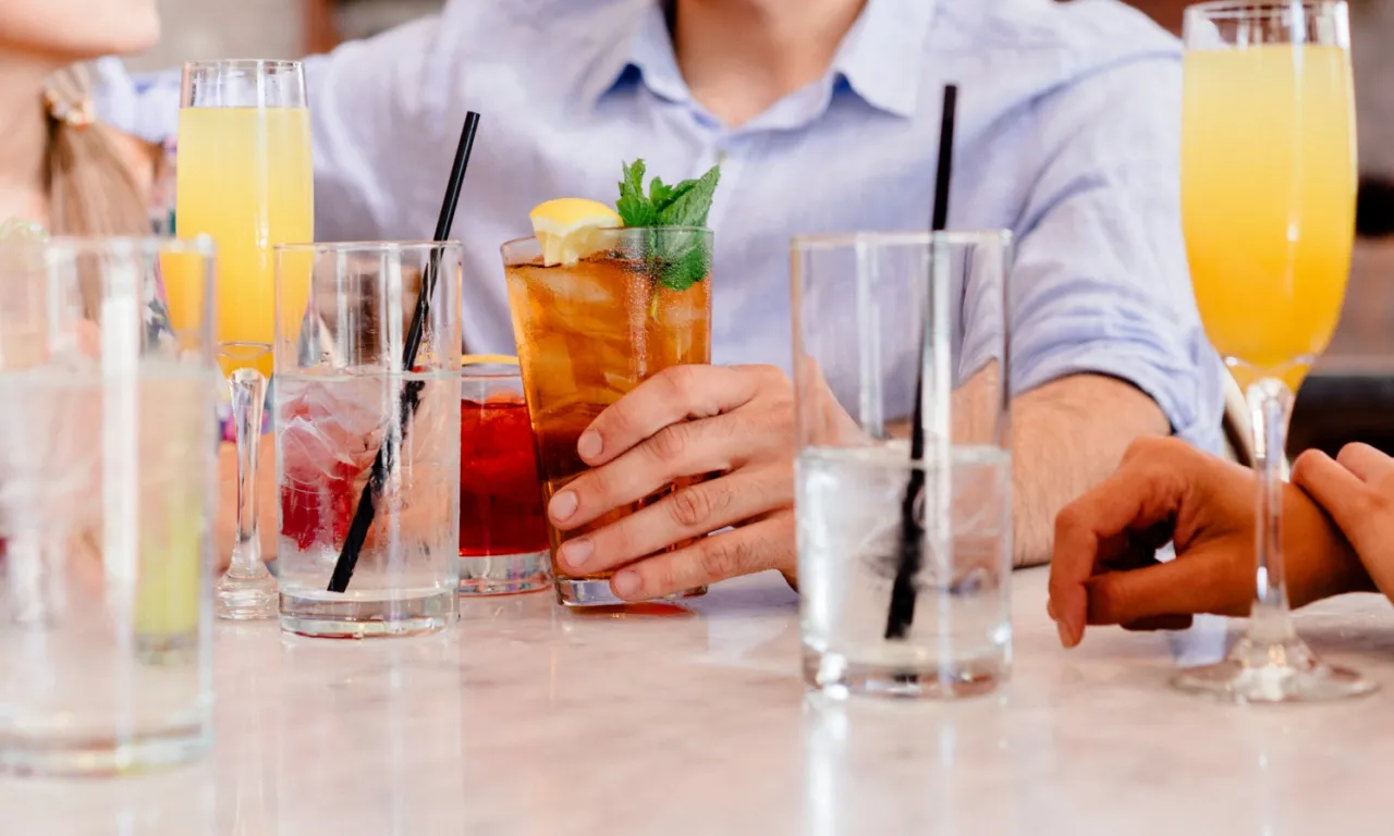Zdjęcie Kolorowe drinki z wódką, które zachwycą Twoich gości na imprezie