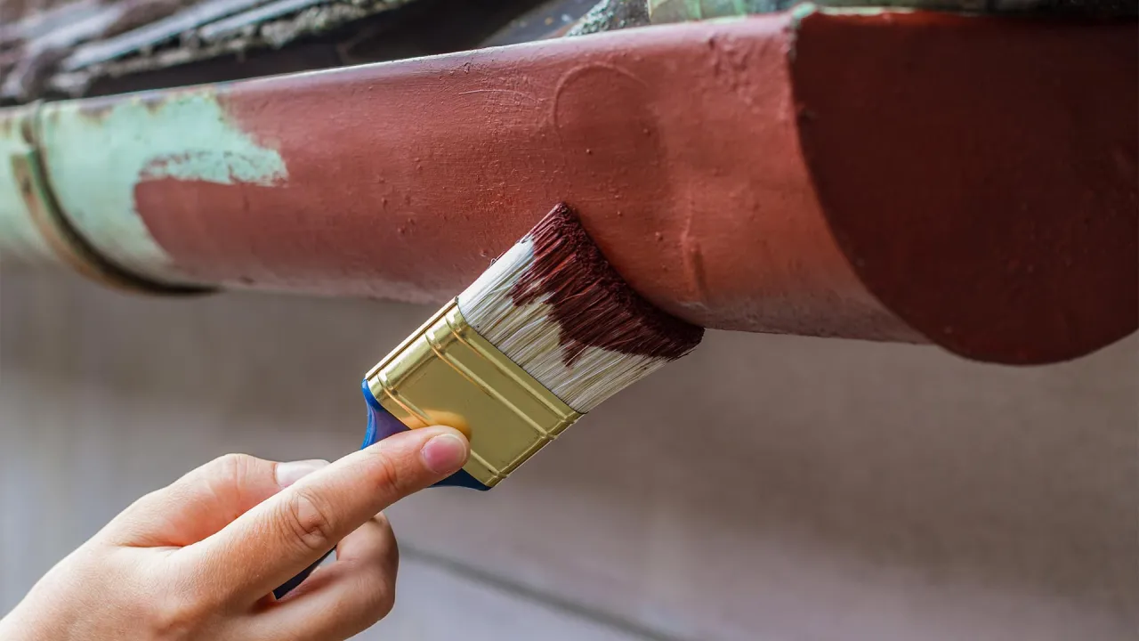 Zdjęcie Jak skutecznie pomalować karnisz metalowy, aby uniknąć zniszczeń?