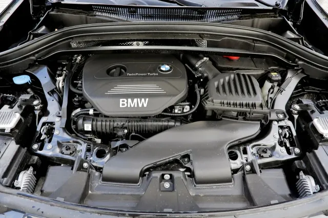Zdjęcie BMW X1 jaki silnik benzynowy wybrać? Porównanie osiągów i kosztów