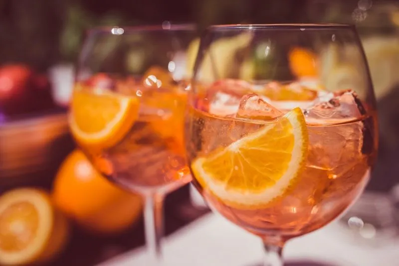 Zdjęcie Proste przepisy na drinki z Aperolem, które zaskoczą Twoich gości
