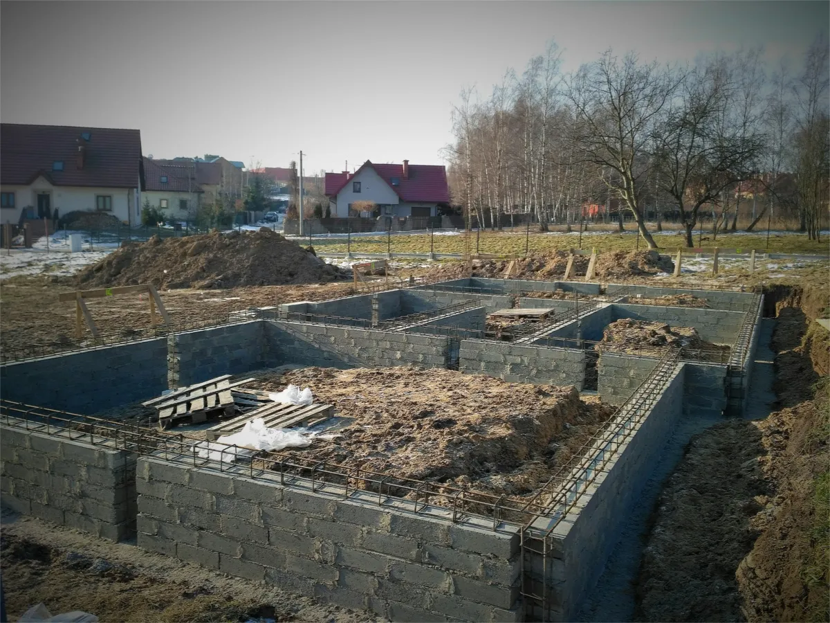 Zdjęcie Jakie fundamenty pod dom parterowy wybrać, by uniknąć problemów?
