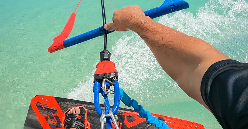 Zdjęcie Czy kitesurfing jest niebezpieczny? Poznaj ryzyka i jak ich unikać