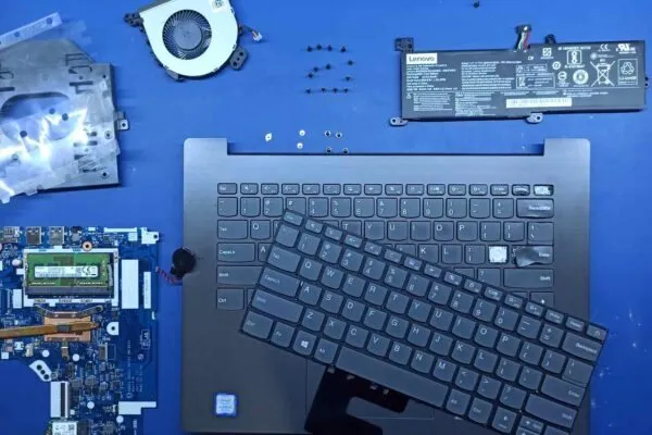 Zdjęcie Jak wymienić klawiaturę w laptopie i uniknąć typowych błędów