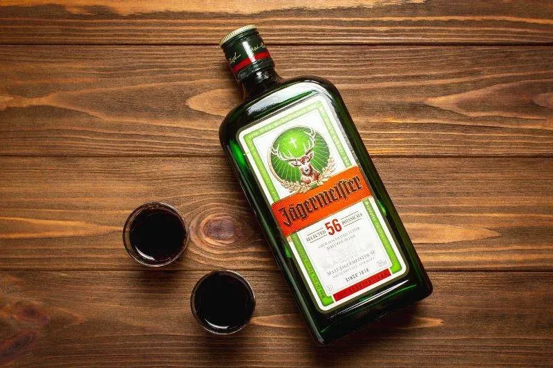 Zdjęcie Jak przygotować idealny jager bomb drink i poznać jego efekty