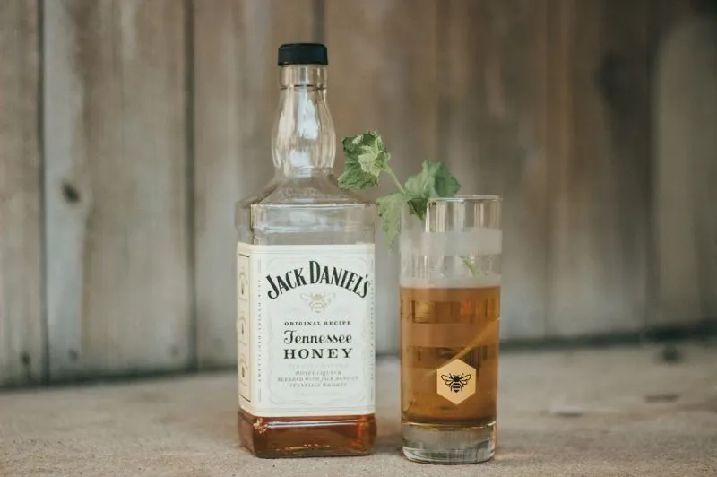 Zdjęcie Jak pić Jack Daniel's Honey: najlepsze sposoby na smakowanie