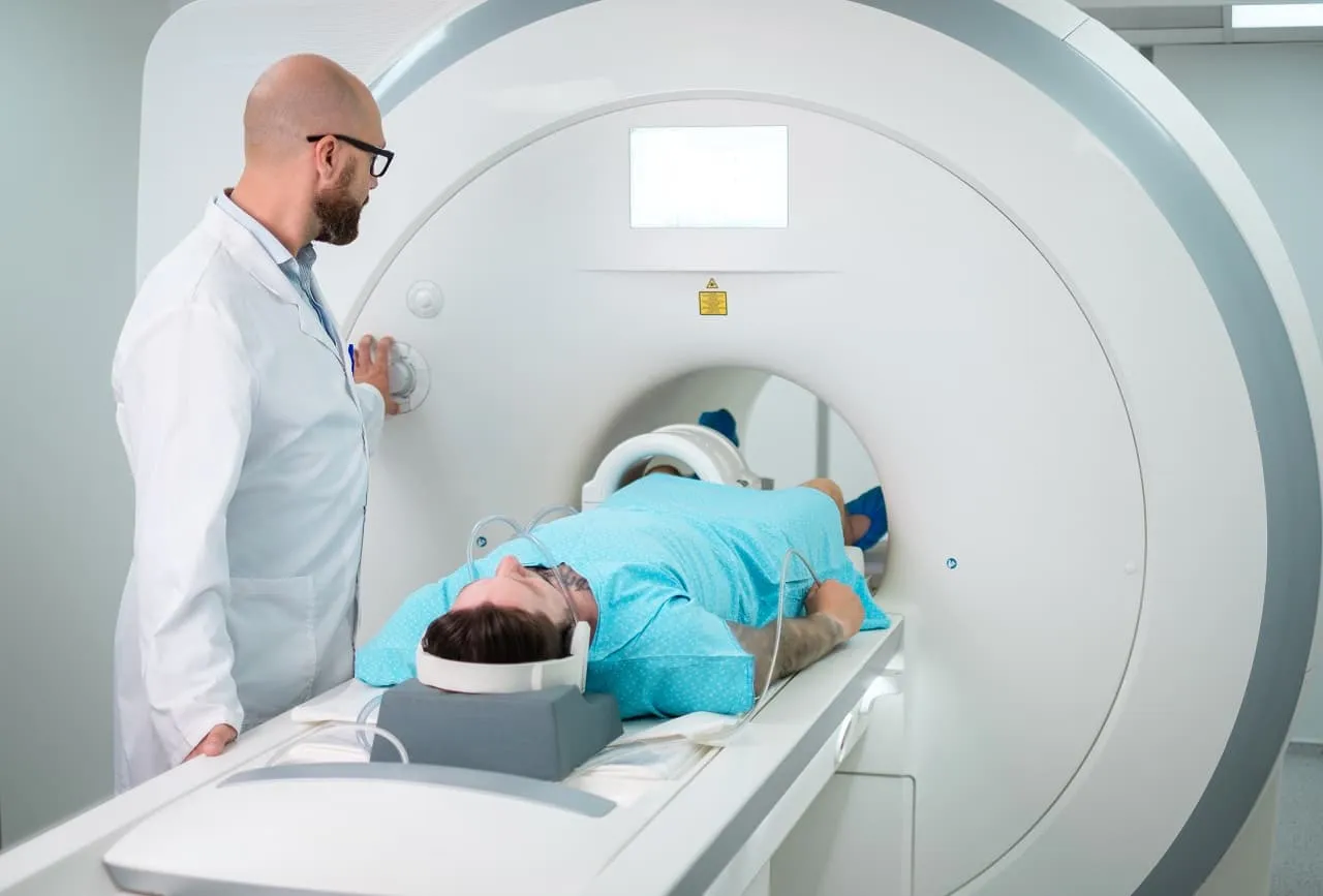 Zdjęcie Ile trwa tomograf głowy? Czas badania z kontrastem i bez