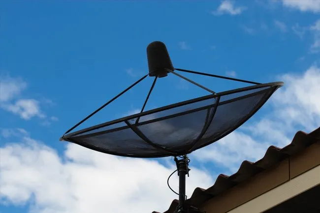 Zdjęcie Czy antena satelitarna może być na strychu? Odbiór sygnału i wyzwania.