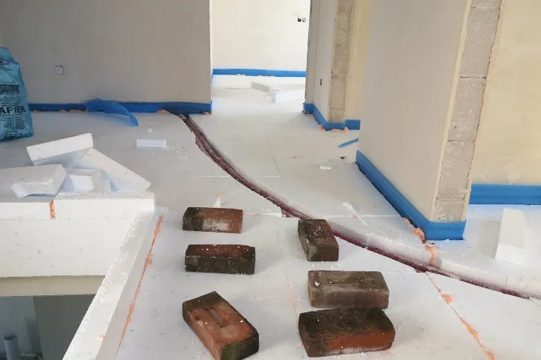 Zdjęcie Ile cm wylewki na styropian? Uniknij kosztownych błędów w budowie