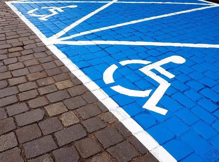 Zdjęcie Ile miejsc parkingowych dla niepełnosprawnych powinno być na parkingu?