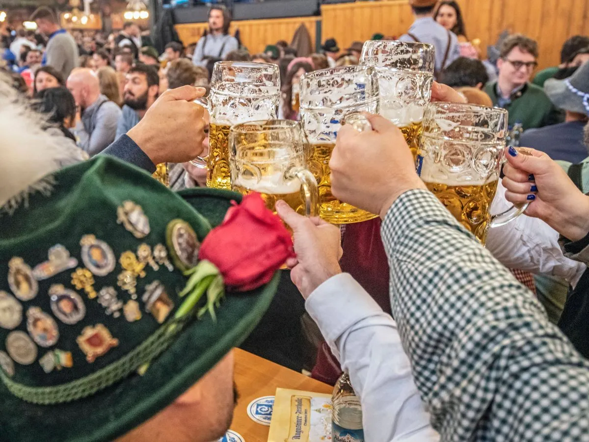 Zdjęcie Co to jest Maßkrug i dlaczego tak drogo kosztuje na Oktoberfest?