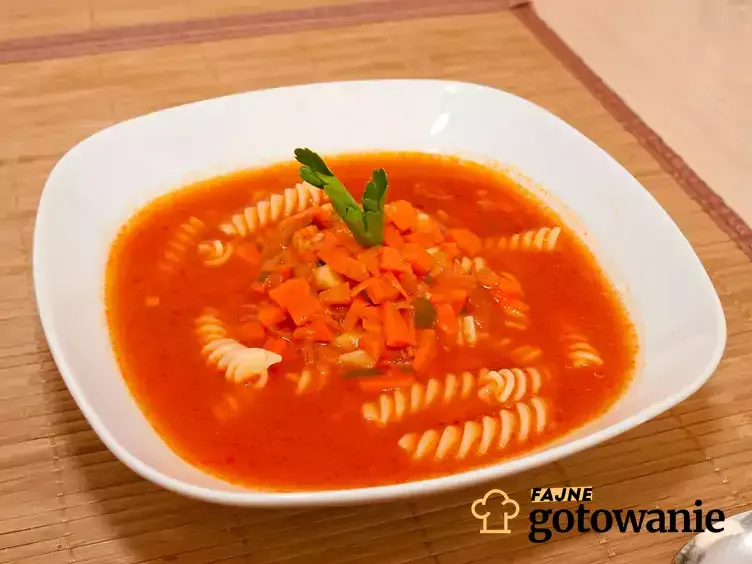 Zdjęcie Ile kalorii ma talerz zupy pomidorowej? Sprawdź, jak wpływa na dietę!