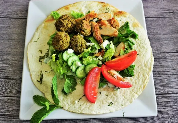 Zdjęcie Ile kalorii ma falafel w tortilli i jak wpływają na dietę?