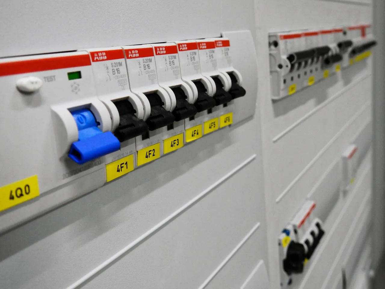 Zdjęcie Czy rozdzielnia elektryczna może być w kotłowni? Sprawdź bezpieczeństwo!