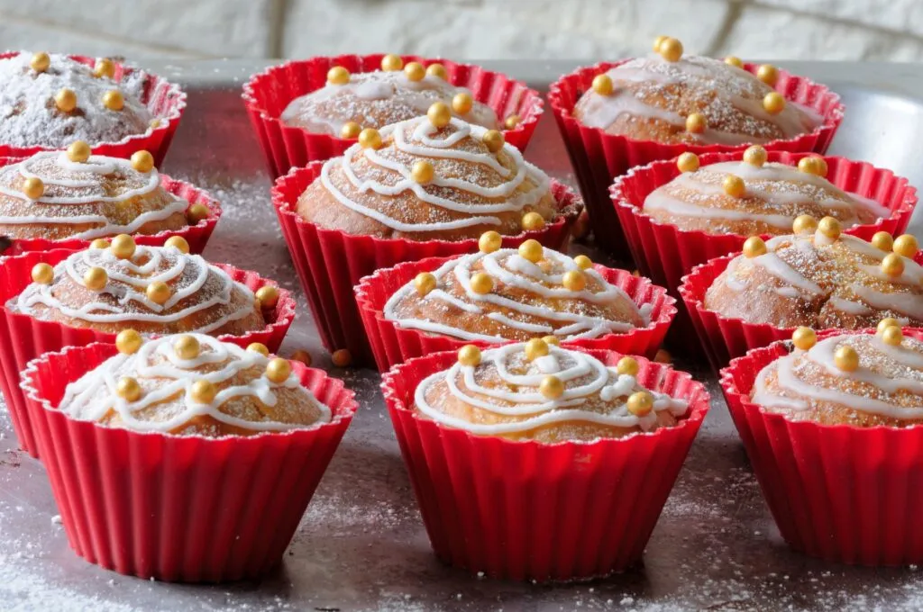 Zdjęcie Czy muffinki podawać w papilotkach? Oto zalety i wady tego wyboru