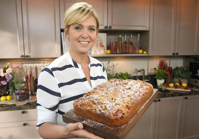 Zdjęcie Ewa Wachowicz przepis na ciasto z rabarbarem, które zachwyca smakiem