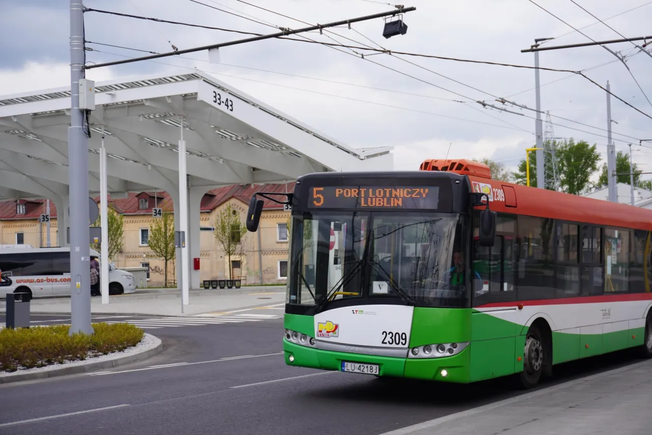Zdjęcie Jak dojechać do lotniska w Świdniku? Wszystkie opcje transportu i porady