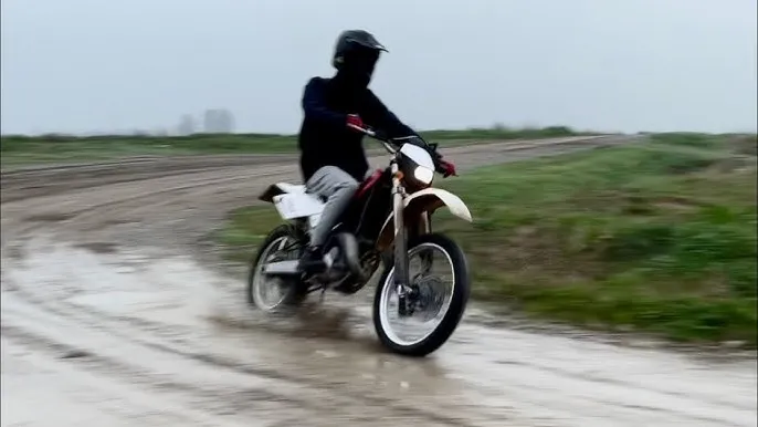 Zdjęcie Husqvarna WRE 125 – mocny motocykl dual sport dla każdego terenu