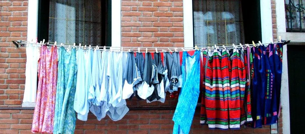 Zdjęcie Skuteczne sposoby na to, czym wyczyścić smar z butów bez uszkodzeń