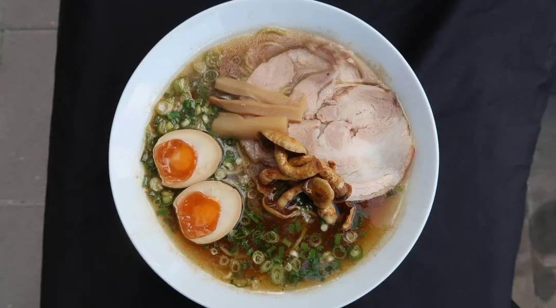 Zdjęcie Gdzie na ramen w Warszawie? Sprawdź najlepsze miejsca i uniknij rozczarowania!