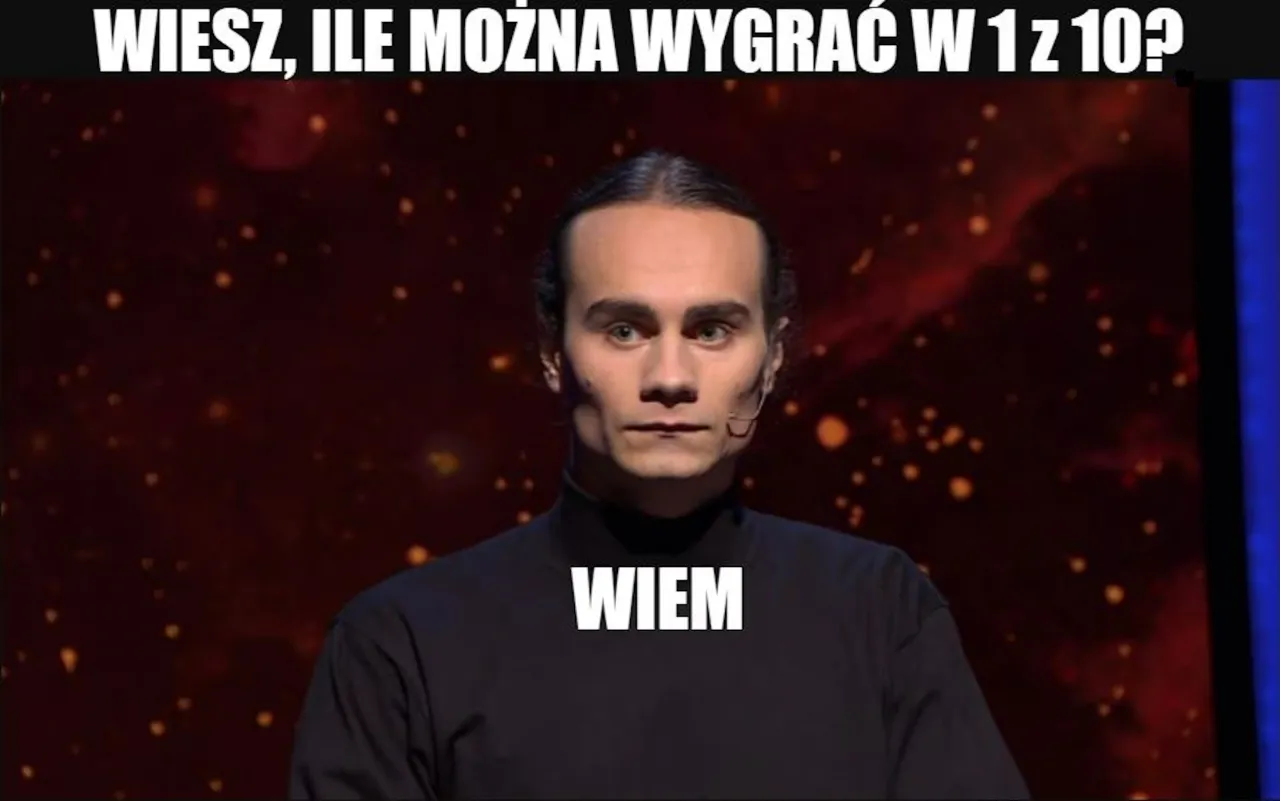 Młody mężczyzna z zaczesanymi do tyłu włosami, ubrany na czarno, odpowiada 