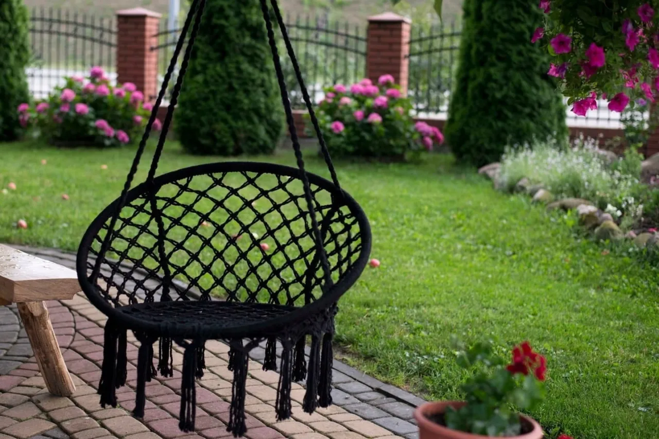 huśtawka bocianie gniazdo w ogrodzie