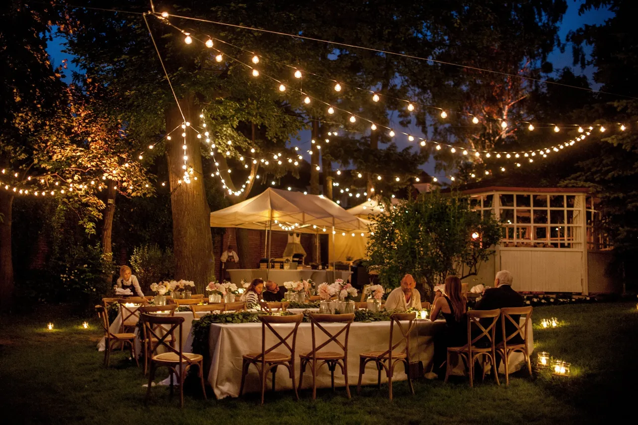 Romantyczne oświetlenie stołu świecami i girlandami