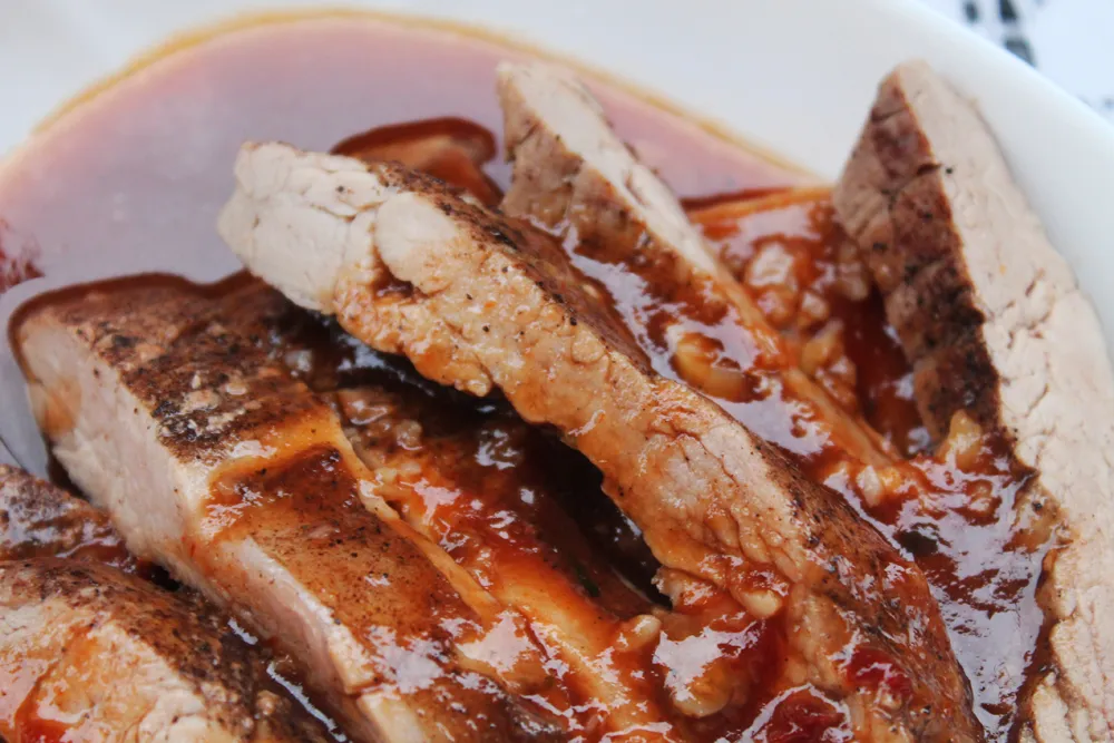 dania mięsne na obiad urodzinowy, polędwiczki wieprzowe, kaczka pieczona, żeberka BBQ