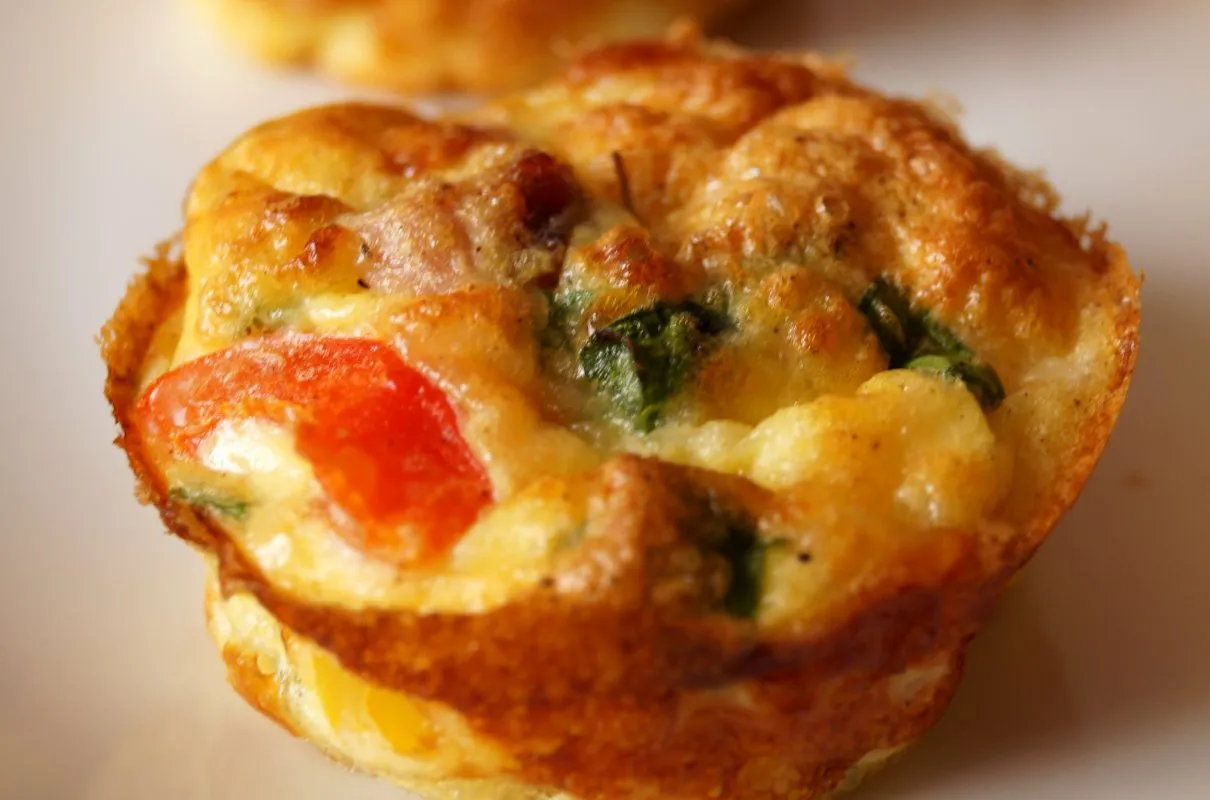 zapiekane wytrawne babeczki z warzywami i serem