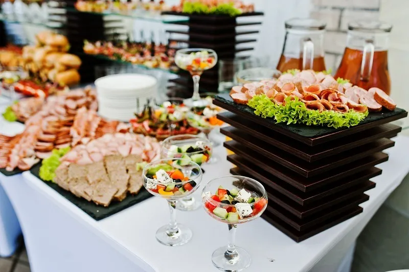catering eventowy bufet st&oacute;ł serwowany