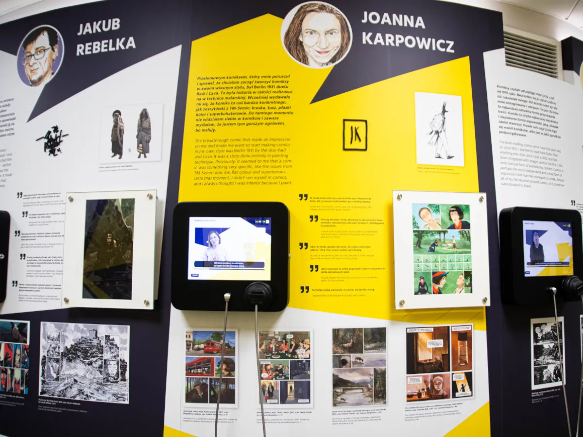 Wystawa prezentuje jak wygląda komiks, z pracami Jakuba Rebelki i Joanny Karpowicz. Widać fragmenty ich dzieł, cytaty i portrety.