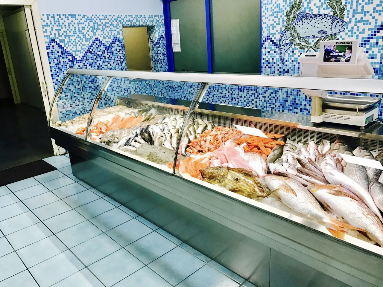 Banco pescheria pesce fresco Pula