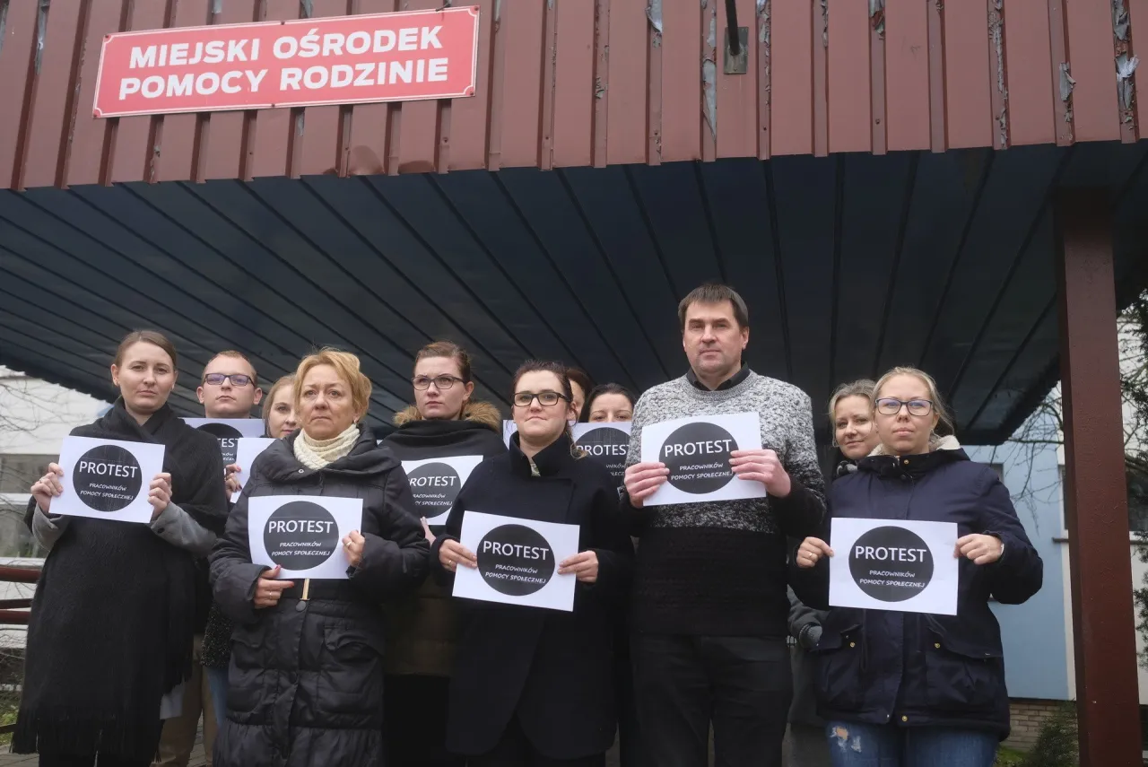 Pracownik DPS rozmawia z dyrektorem