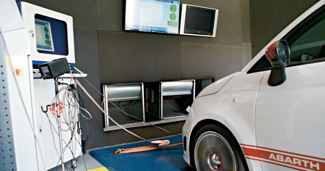 samochód na hamowni podwoziowej