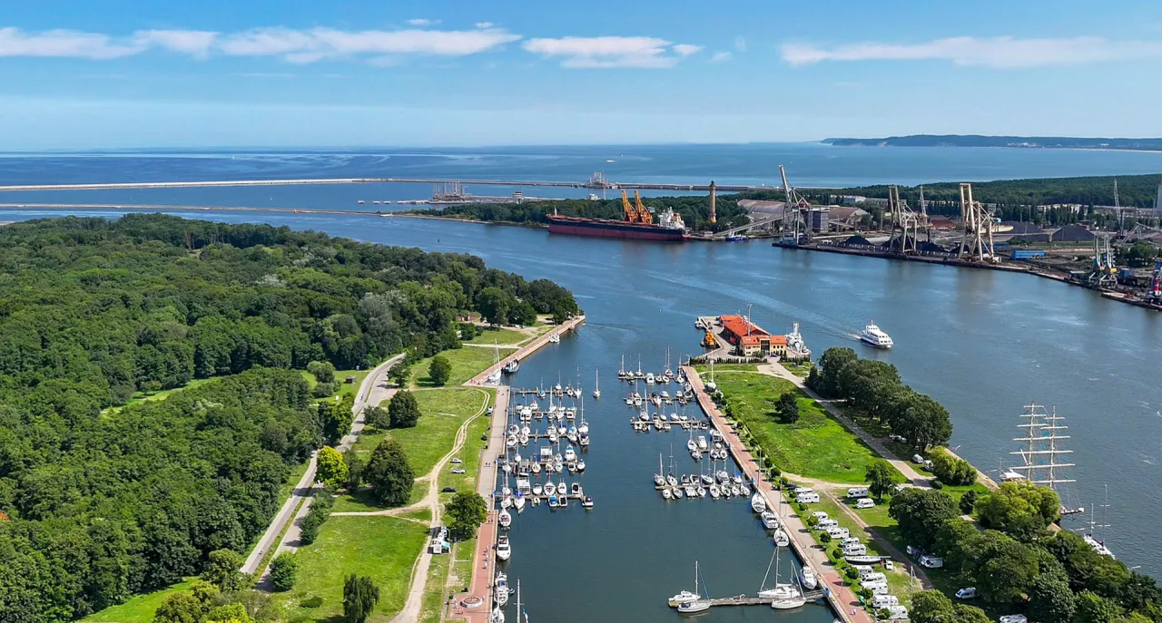 Latarnia morska w Świnoujściu lub widok na Zalew Szczeciński z punktu widokowego