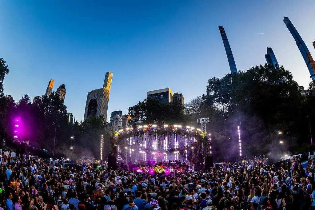 EDM Festival B&uuml;hne Menschen Menge