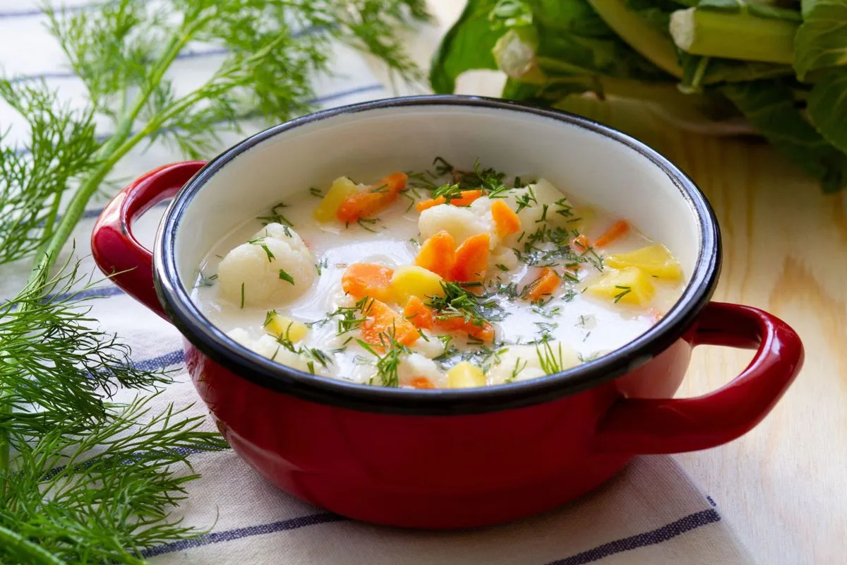 świeże warzywa na zupę kalafiorową, kalafior, koperek, włoszczyzna