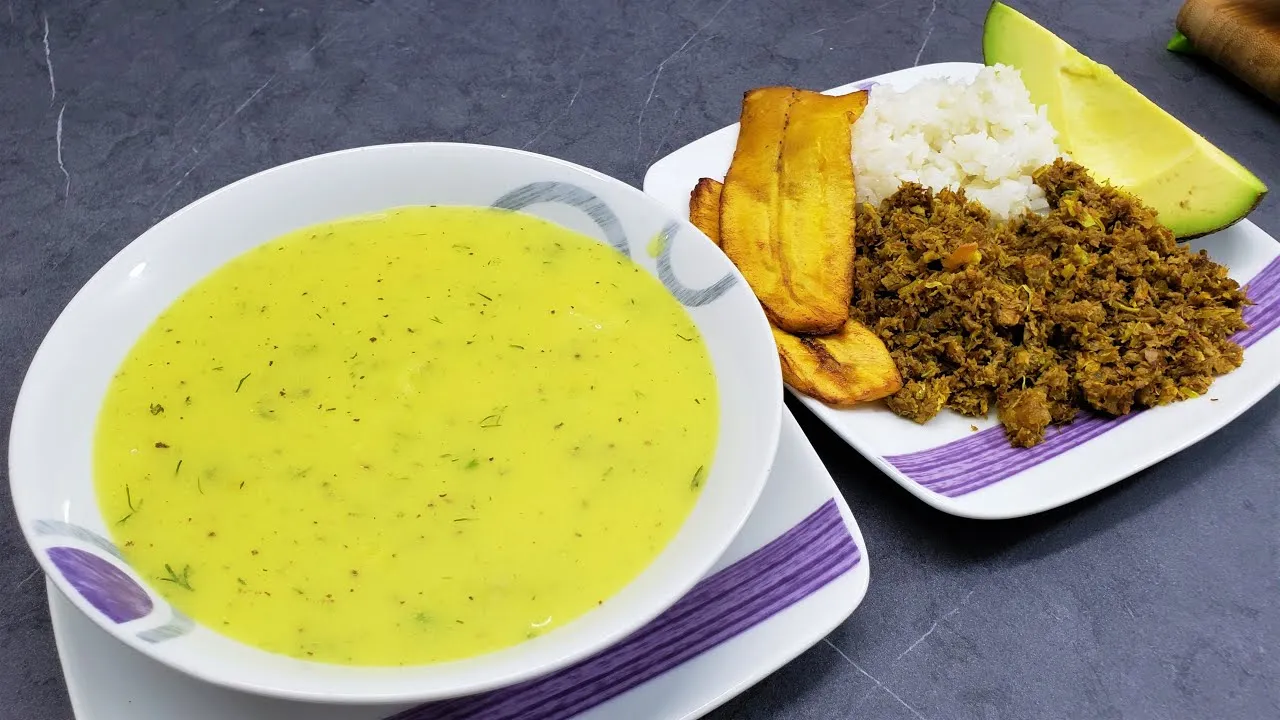 plato de almuerzo corrientazo colombiano con sopa y jugo