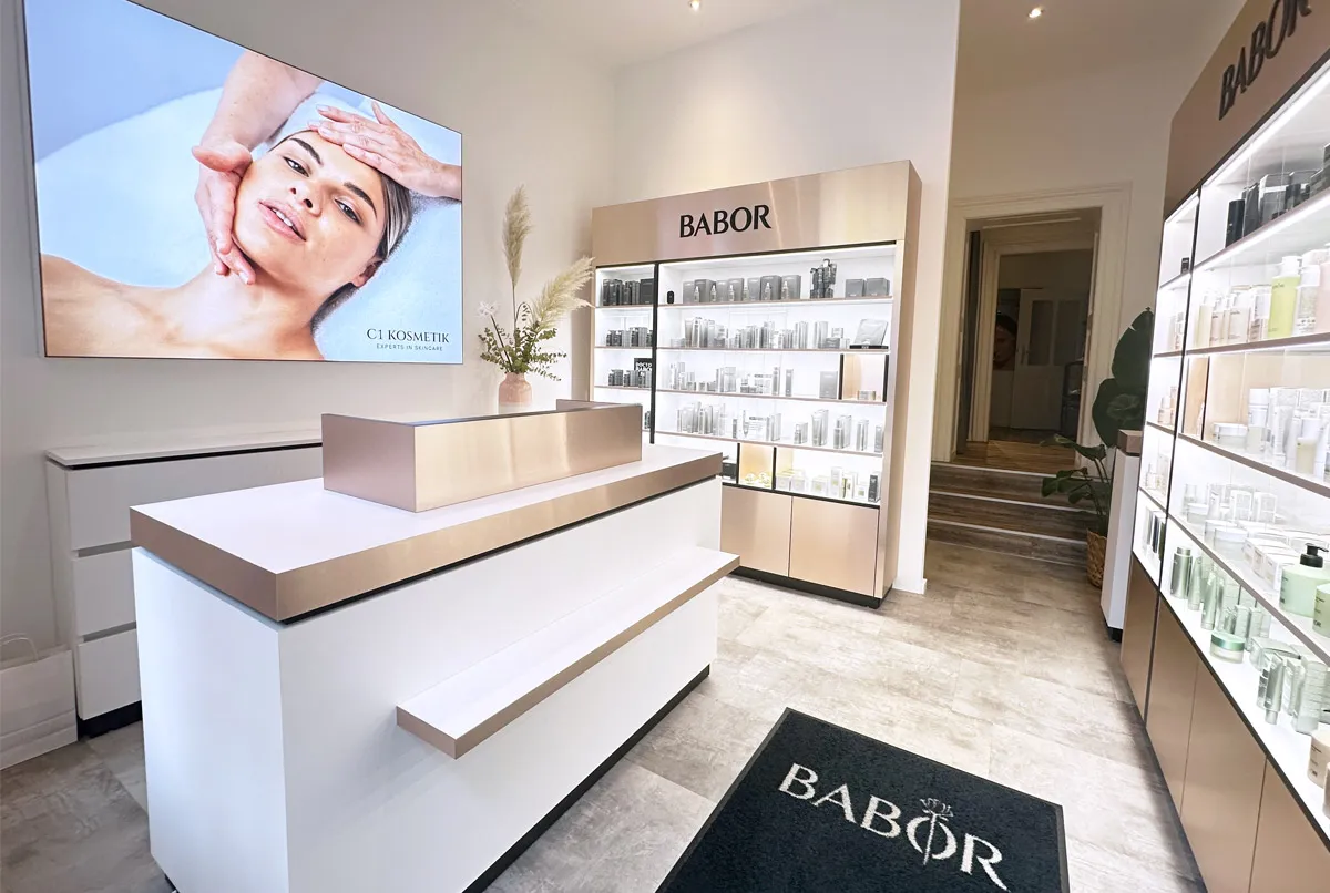 Hochwertige Kosmetikprodukte im Regal eines Studios