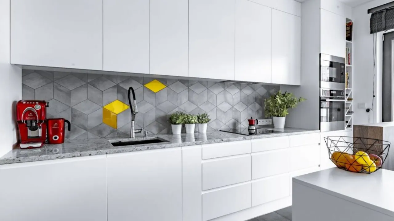 biała kuchnia szary blat płytki ścienne inspiracje