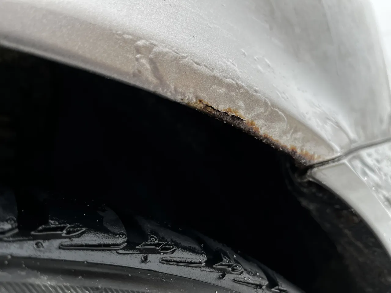 rodzaje korozji samochodu, rdza na progach, rdza na nadkolach