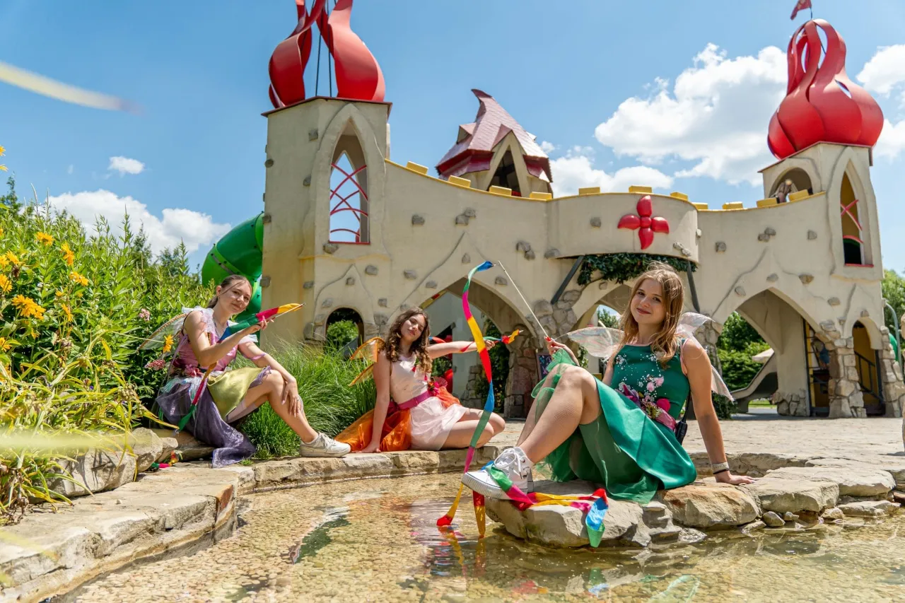 Rodzina z dziećmi w parku rozrywki