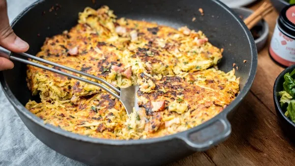 Regionales Gericht Dibbelabbes in einer gusseisernen Pfanne