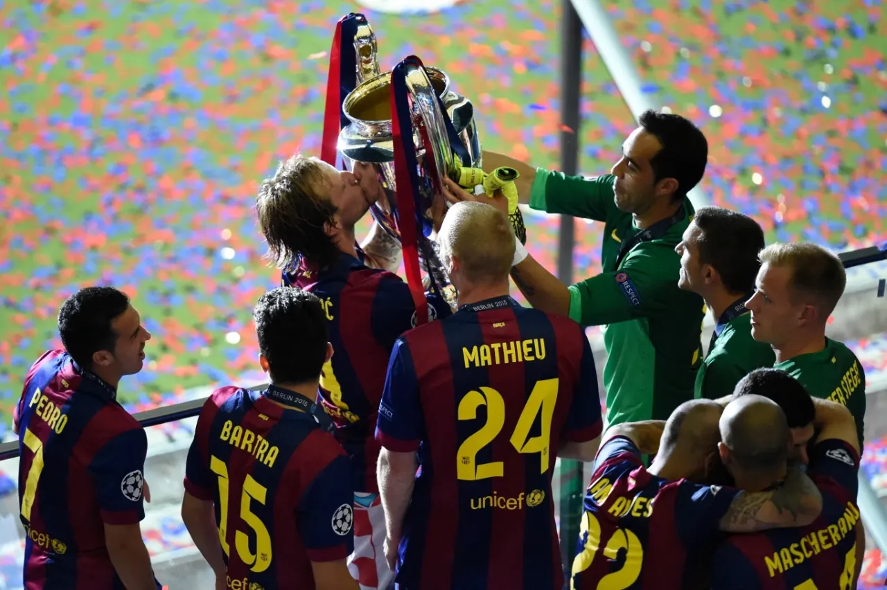 Piłkarze Barcelony świętują zdobycie pucharu Ligi Mistrzów w 2015 roku. To był ostatni raz, kiedy Barcelona wygrała Ligę Mistrzów.