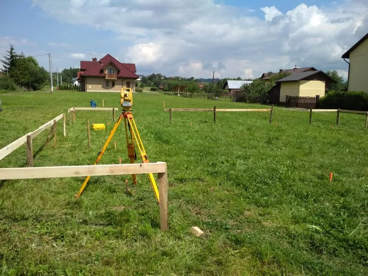 geodezyjne wytyczenie budynku na działce z ławami ciesielskimi