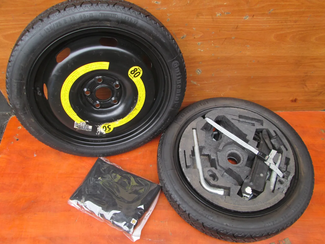 Zestaw do naprawy opony: dojazdowe koło zapasowe, podnośnik i klucz. Idealne rozwiązanie co zamiast koła zapasowego.