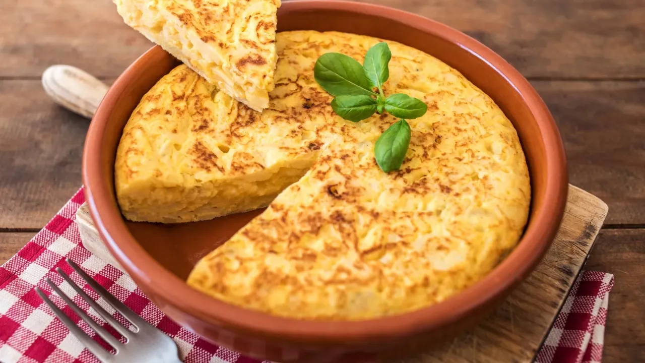 Pyszna tortilla ziemniaczana z bazylią. Idealna odpowiedź na pytanie: co dzisiaj ugotować na obiad?